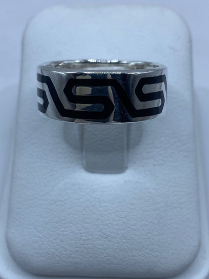 Anillo Artesanal de Plata .925 con Ónix Negro y Greca Moderna, vista lateral