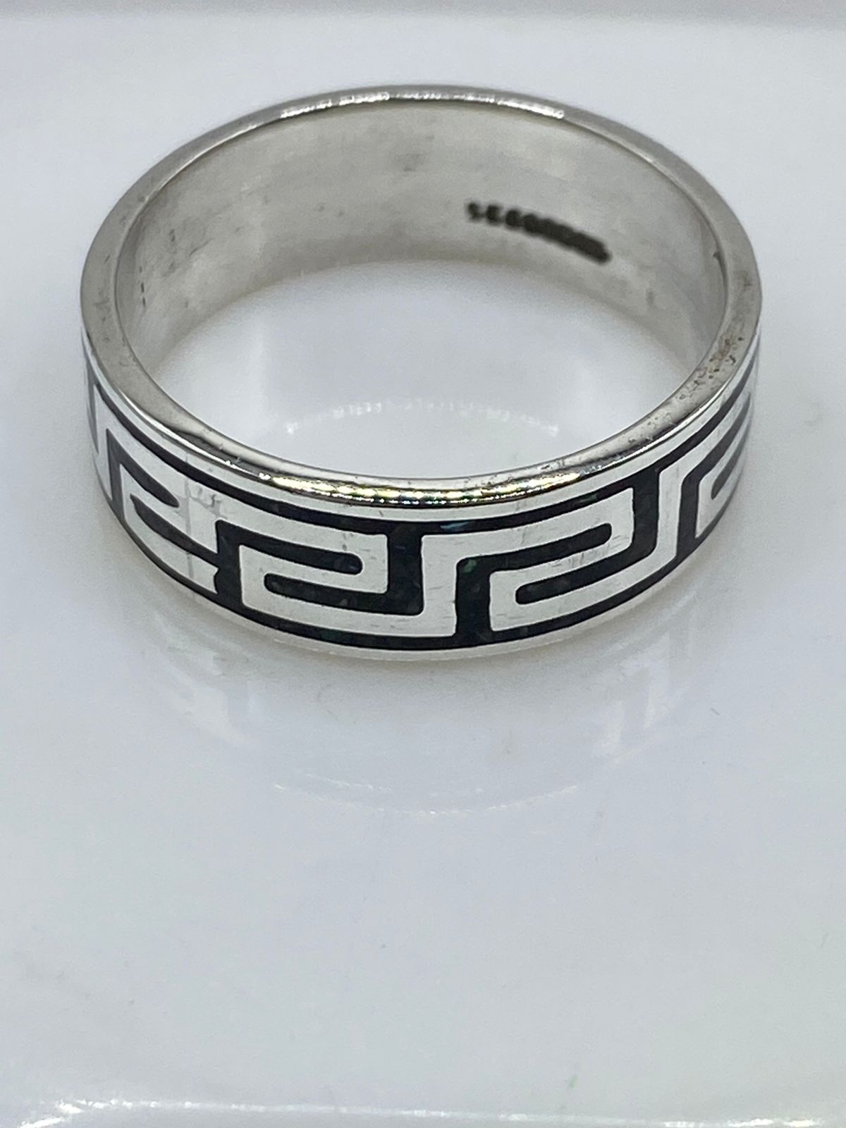 Anillo Artesanal de Plata .925 con Ónix Negro y Greca Clásica, sello de autenticidad Plata Ley .925