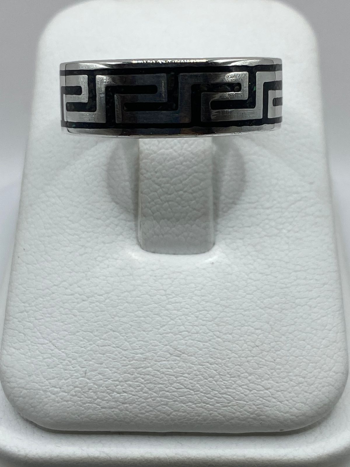 Anillo Artesanal de Plata .925 con Ónix Negro y Greca Clásica, vista lateral