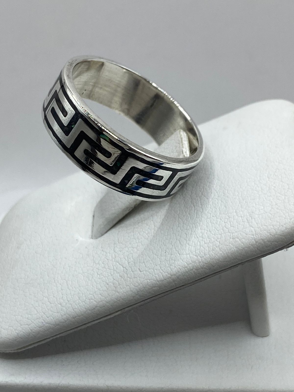 Anillo Artesanal de Plata .925 con Ónix Negro y Greca Clásica, vista frontal