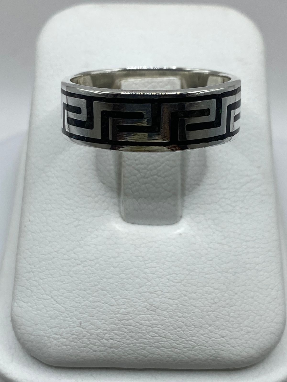 Anillo Artesanal de Plata .925 con Ónix Negro y Greca Clásica — vista lateral