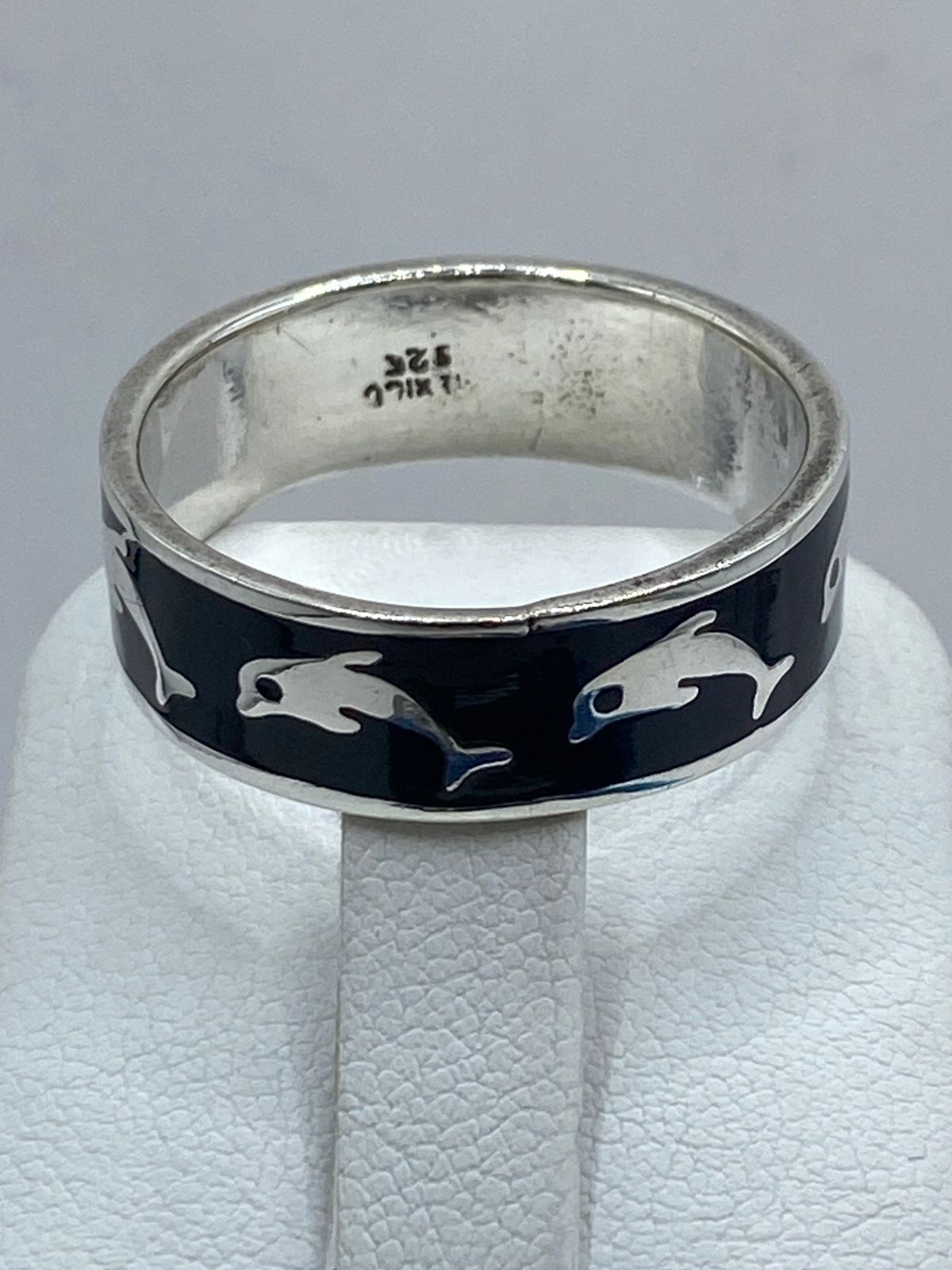 Anillo Artesanal de Plata .925 con Ónix Negro – Diseño Delfines Marinos, peso en gramos (báscula)