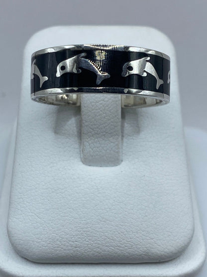 Anillo Artesanal de Plata .925 con Ónix Negro – Diseño Delfines Marinos, vista lateral