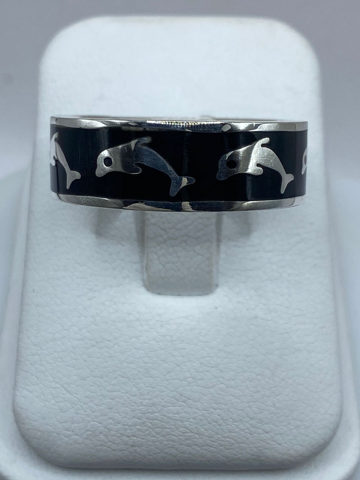 Anillo Artesanal de Plata .925 con Ónix Negro – Diseño Delfines Marinos — vista lateral