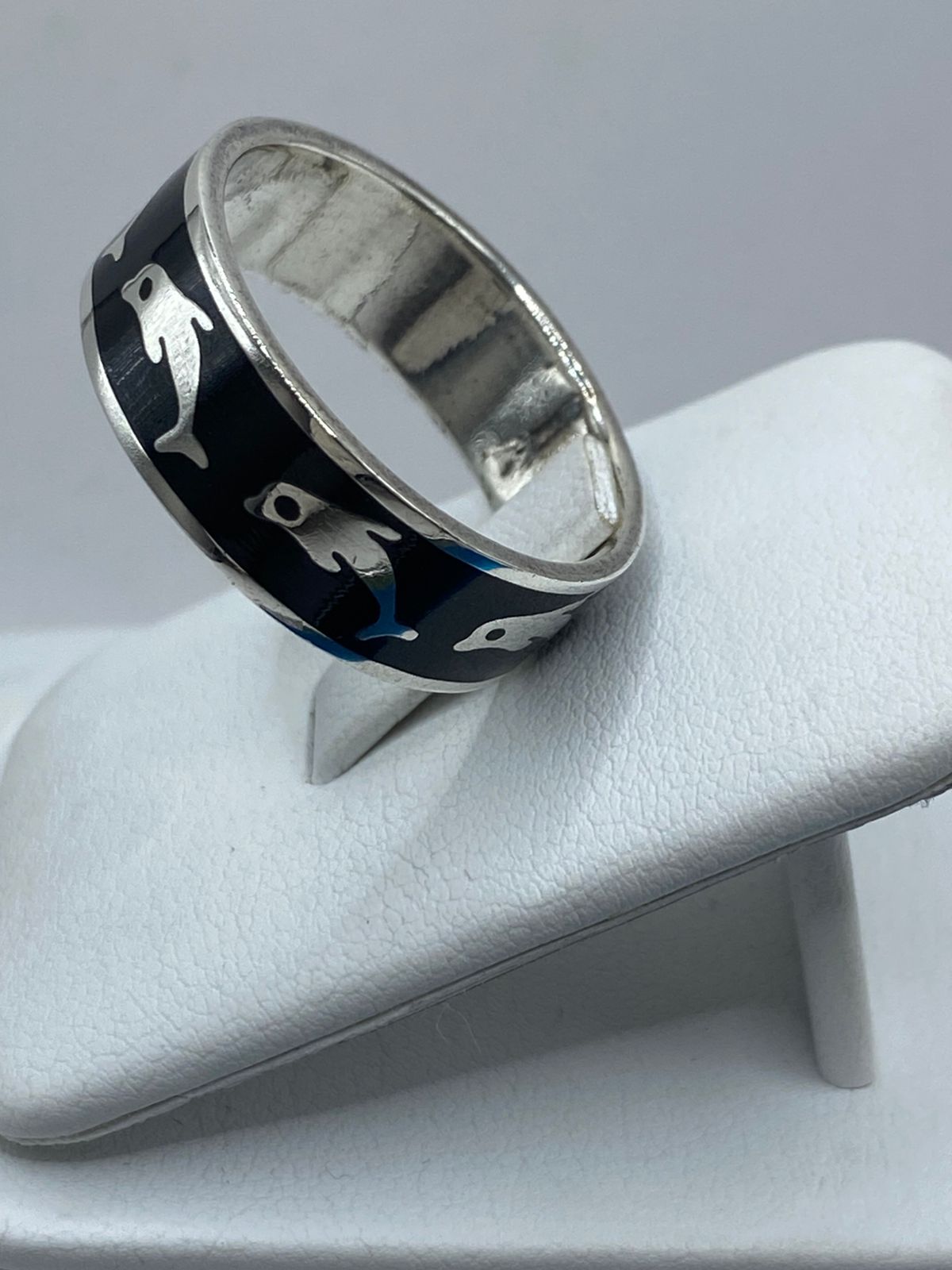 Anillo Artesanal de Plata .925 con Ónix Negro – Diseño Delfines Marinos, vista frontal