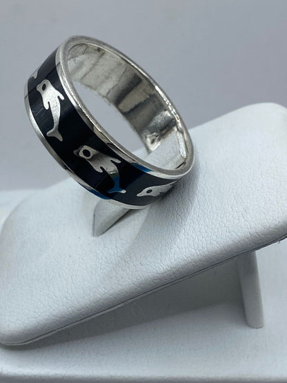 Anillo Artesanal de Plata .925 con Ónix Negro – Diseño Delfines Marinos, vista frontal