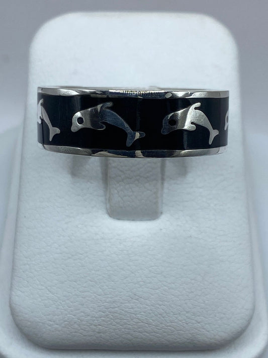 Anillo Artesanal de Plata .925 con Ónix Negro – Diseño Delfines Marinos — vista lateral