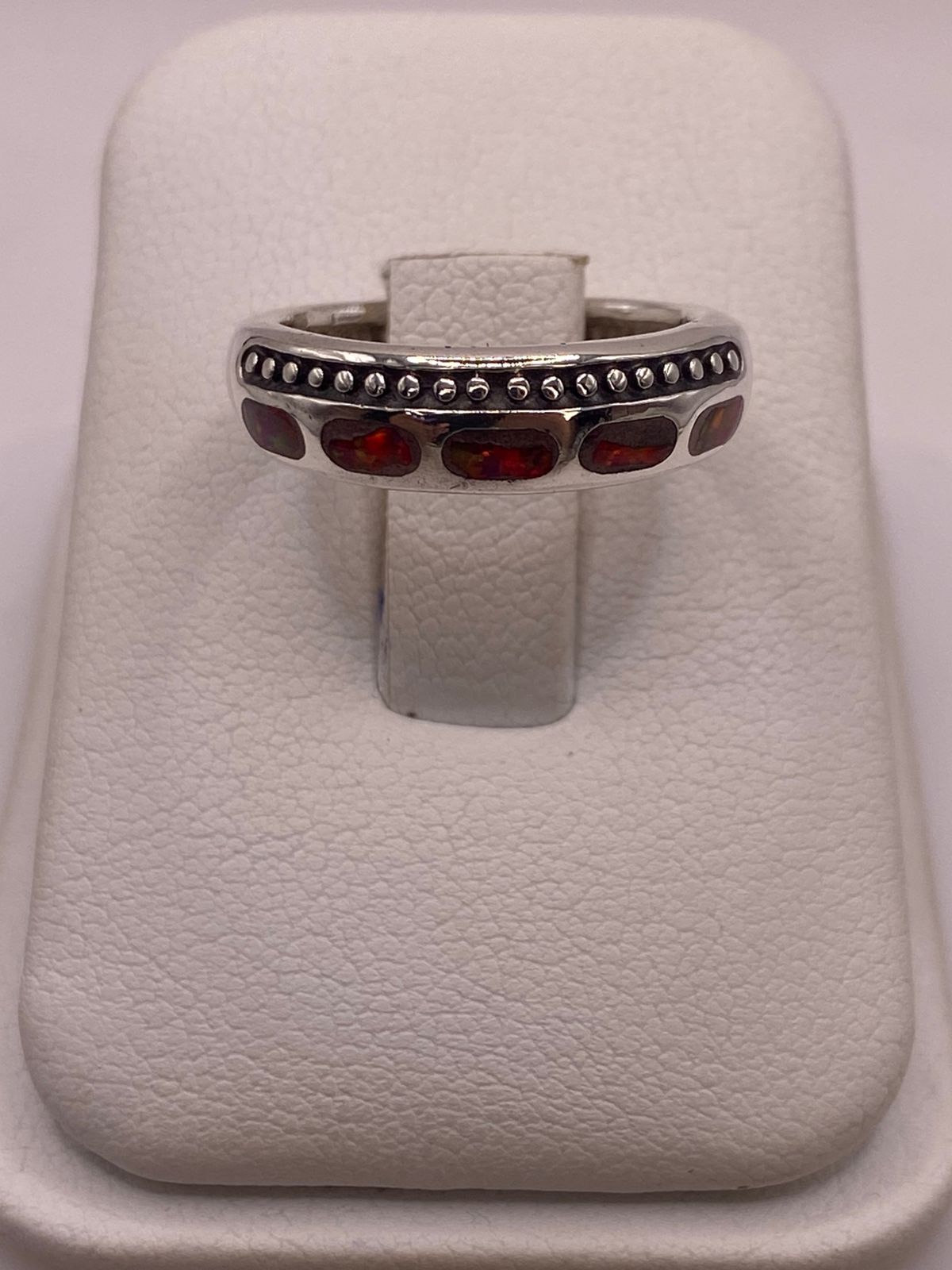 Anillo Artesanal de Plata 950 con Ópalo de Fuego en báscula mostrando peso