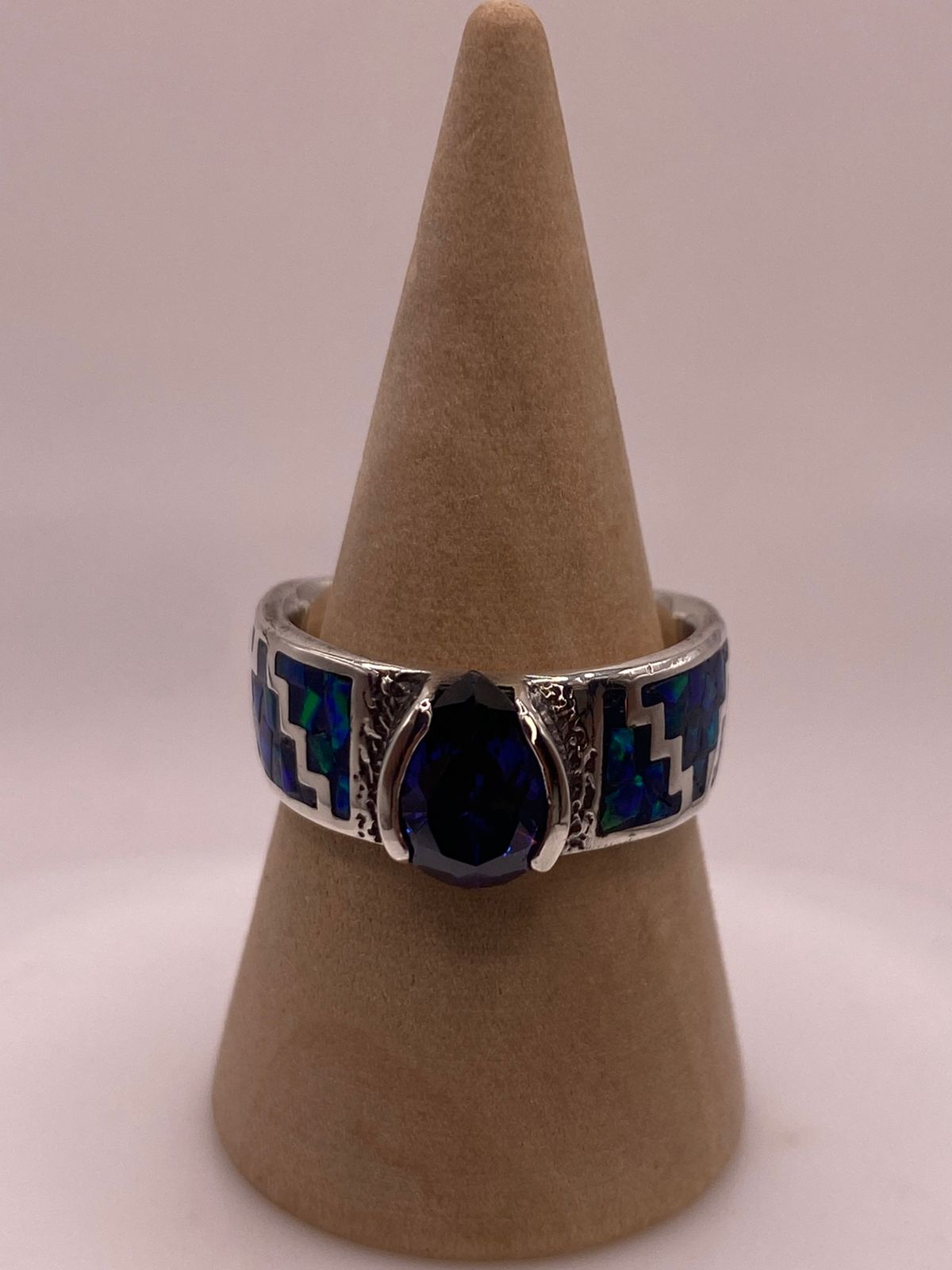 Anillo Artesanal de Plata 950 con Ópalo de Fuego y Zirconia — ángulo diagonal