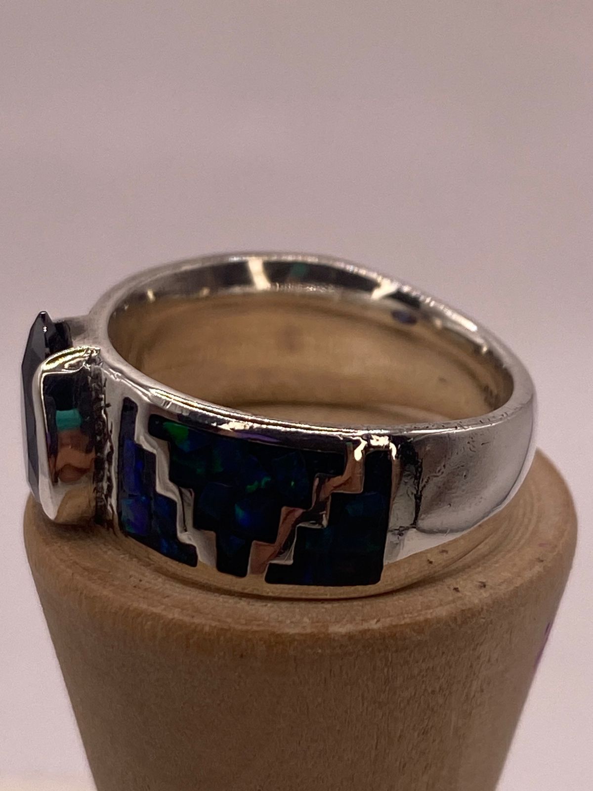 Anillo Artesanal de Plata 950 con Ópalo de Fuego y Zirconia, vista de detalle