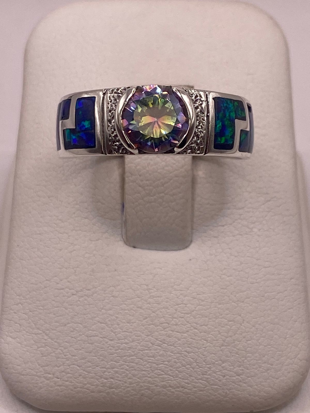 Anillo Artesanal de Plata 950 con Ópalo de Fuego y Zirconia — ángulo diagonal