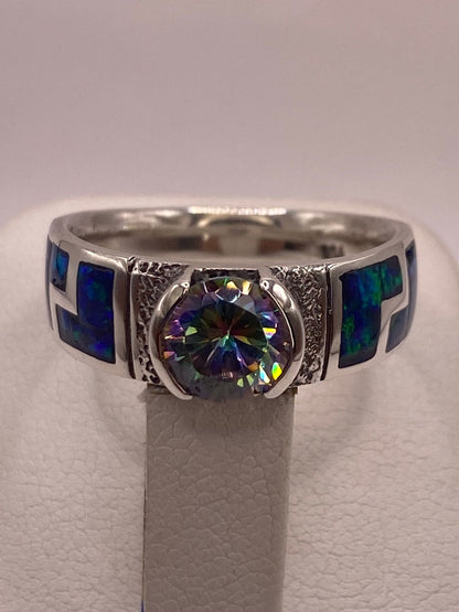 Anillo Artesanal de Plata 950 con Ópalo de Fuego y Zirconia, vista de detalle