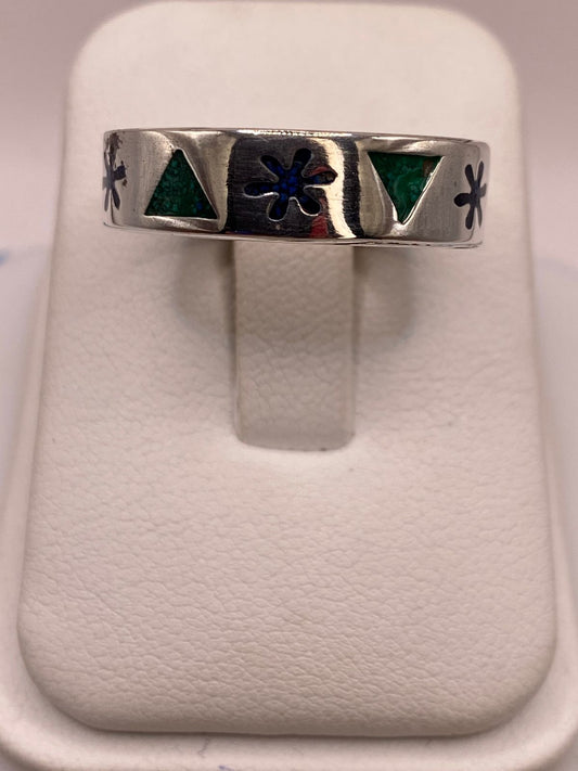 Anillo Artesanal con Triángulos y Flor Esmaltada en Plata — vista lateral