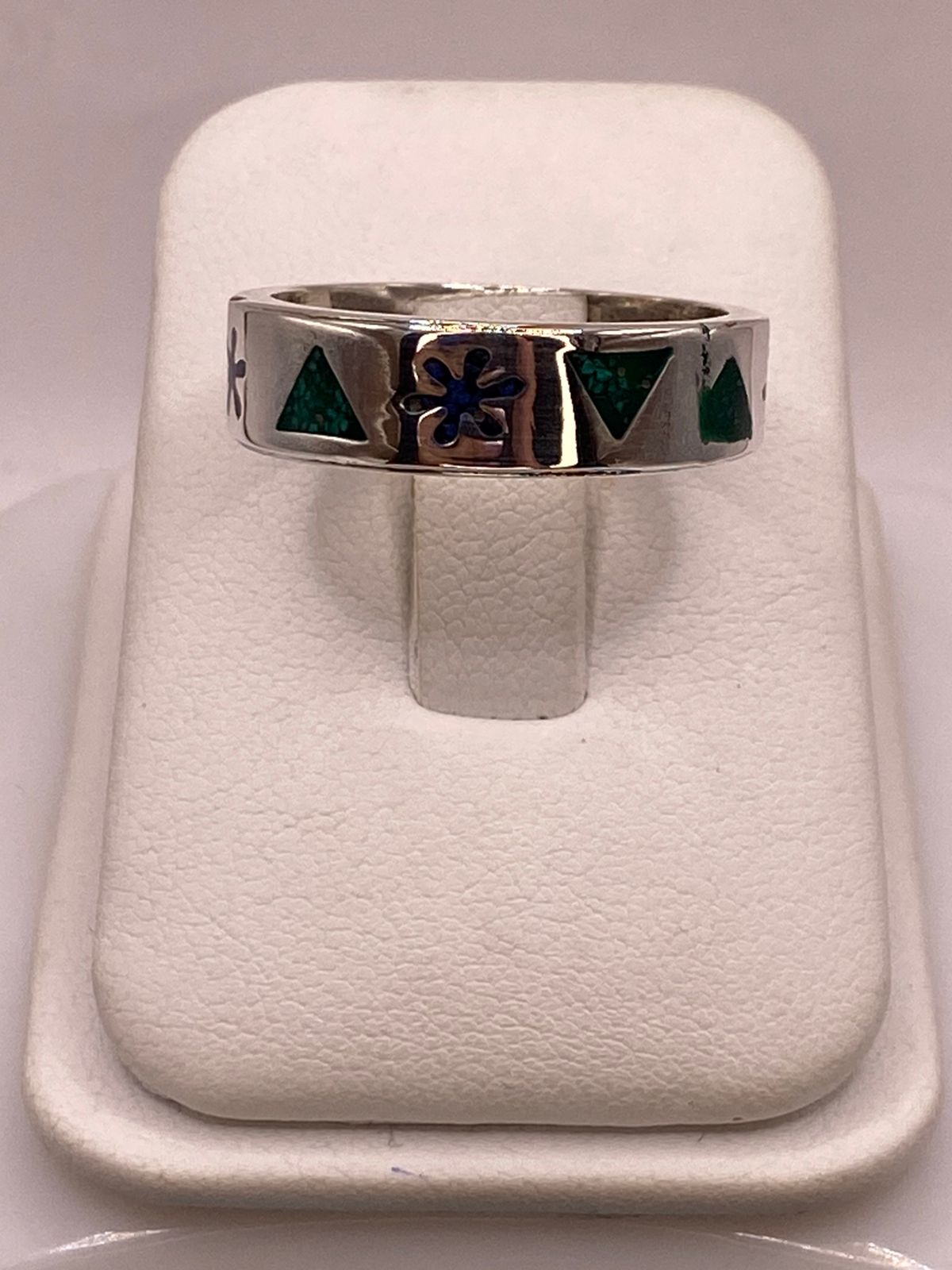 Anillo Artesanal con Triángulos y Flor Esmaltada en Plata, sello de autenticidad Plata Ley .925