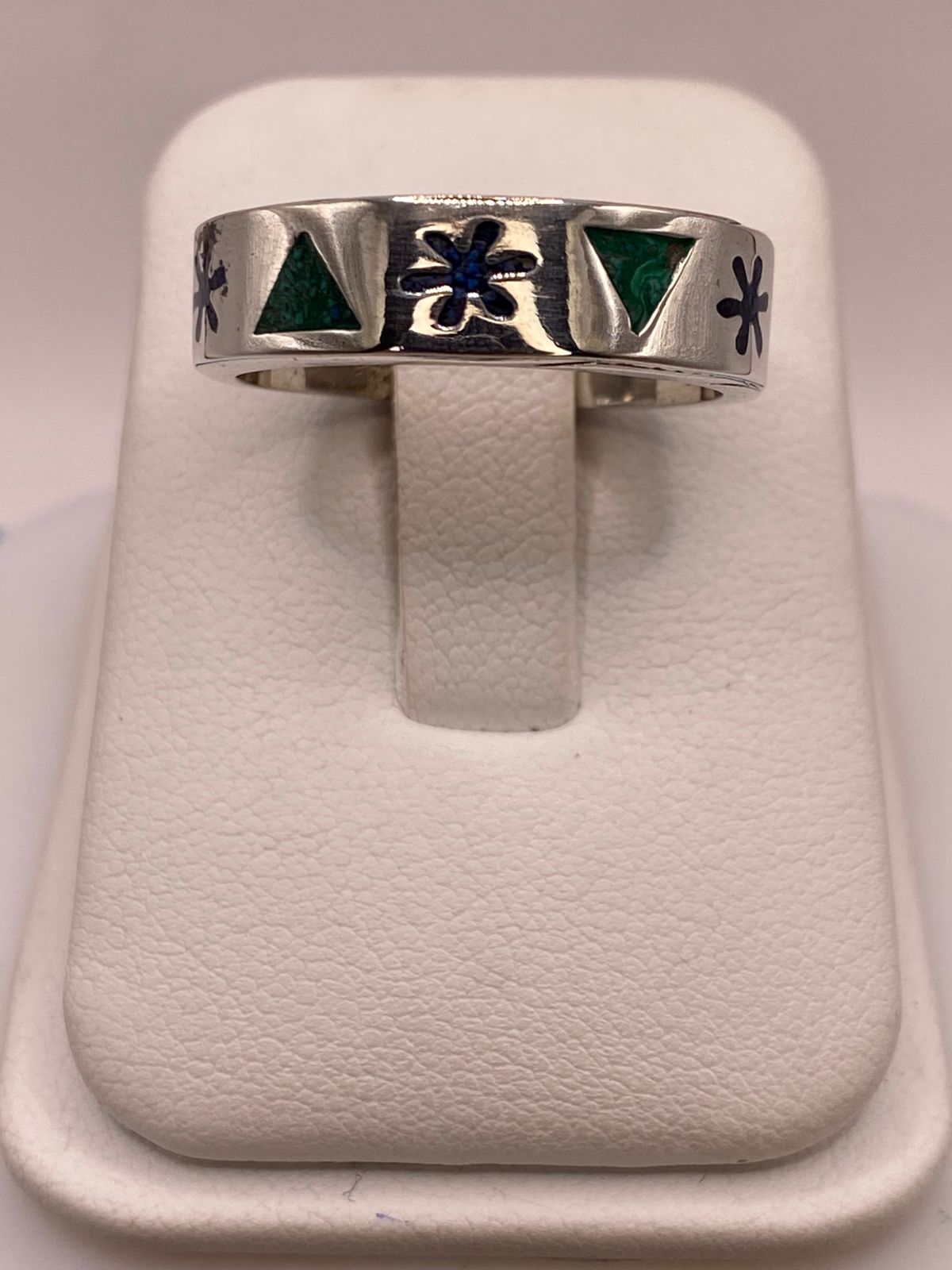 Anillo Artesanal con Triángulos y Flor Esmaltada en Plata, vista lateral