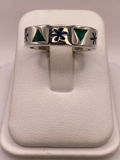 Anillo Artesanal con Triángulos y Flor Esmaltada en Plata, vista lateral