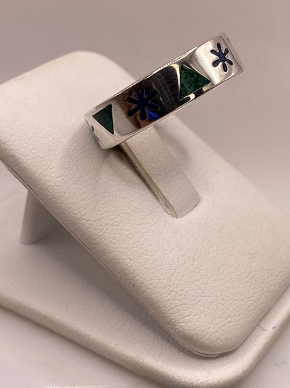 Anillo Artesanal con Triángulos y Flor Esmaltada en Plata, vista frontal