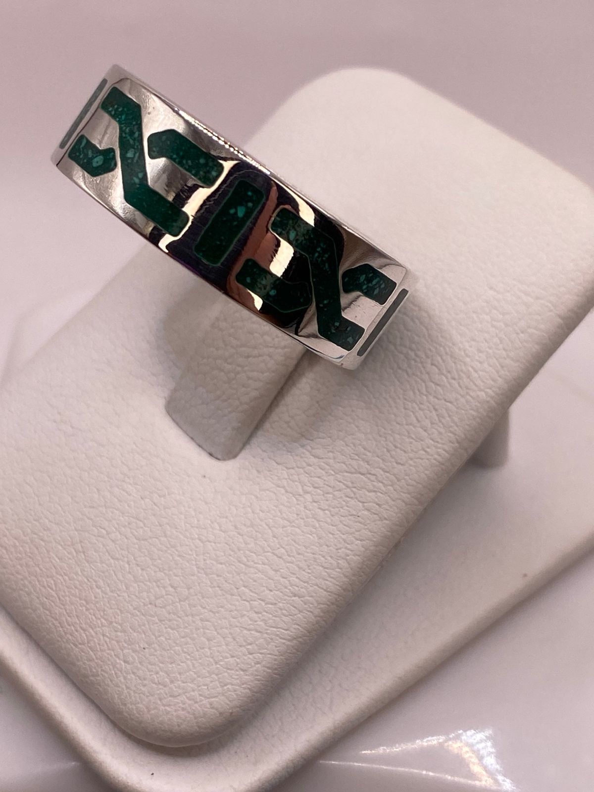 Anillo Artesanal de Malaquita con Diseño Geométrico en Plata, vista frontal