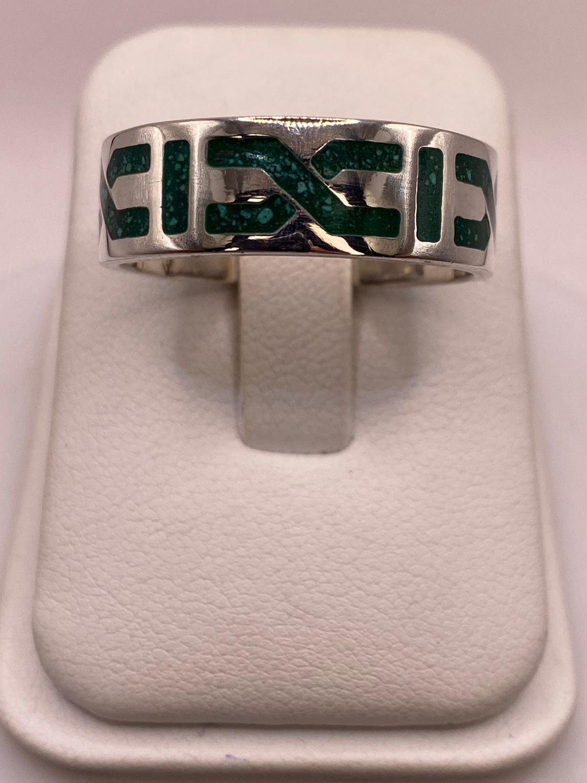 Anillo Artesanal de Malaquita con Diseño Geométrico en Plata, vista lateral