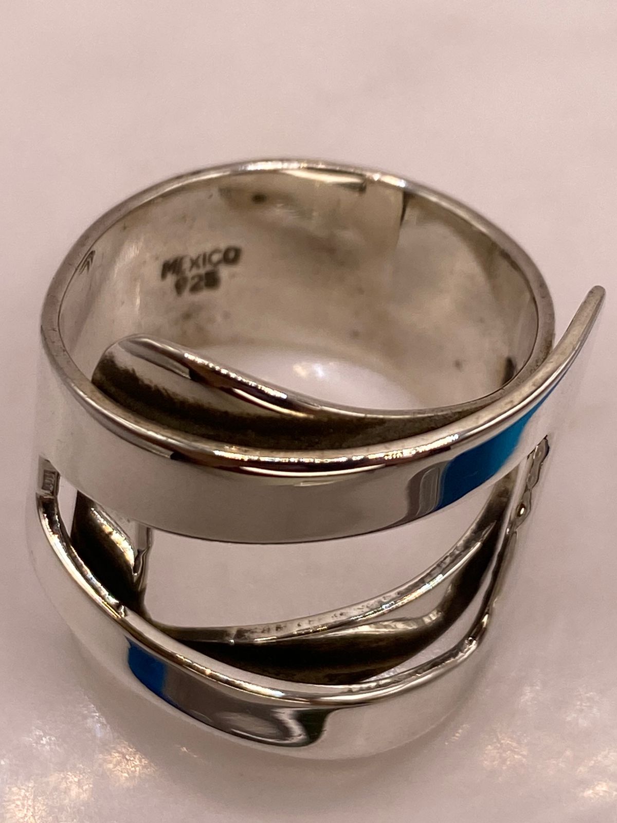 Anillo Artesanal en Plata con Diseño Geométrico Cruzado, sello de autenticidad Plata Ley .925