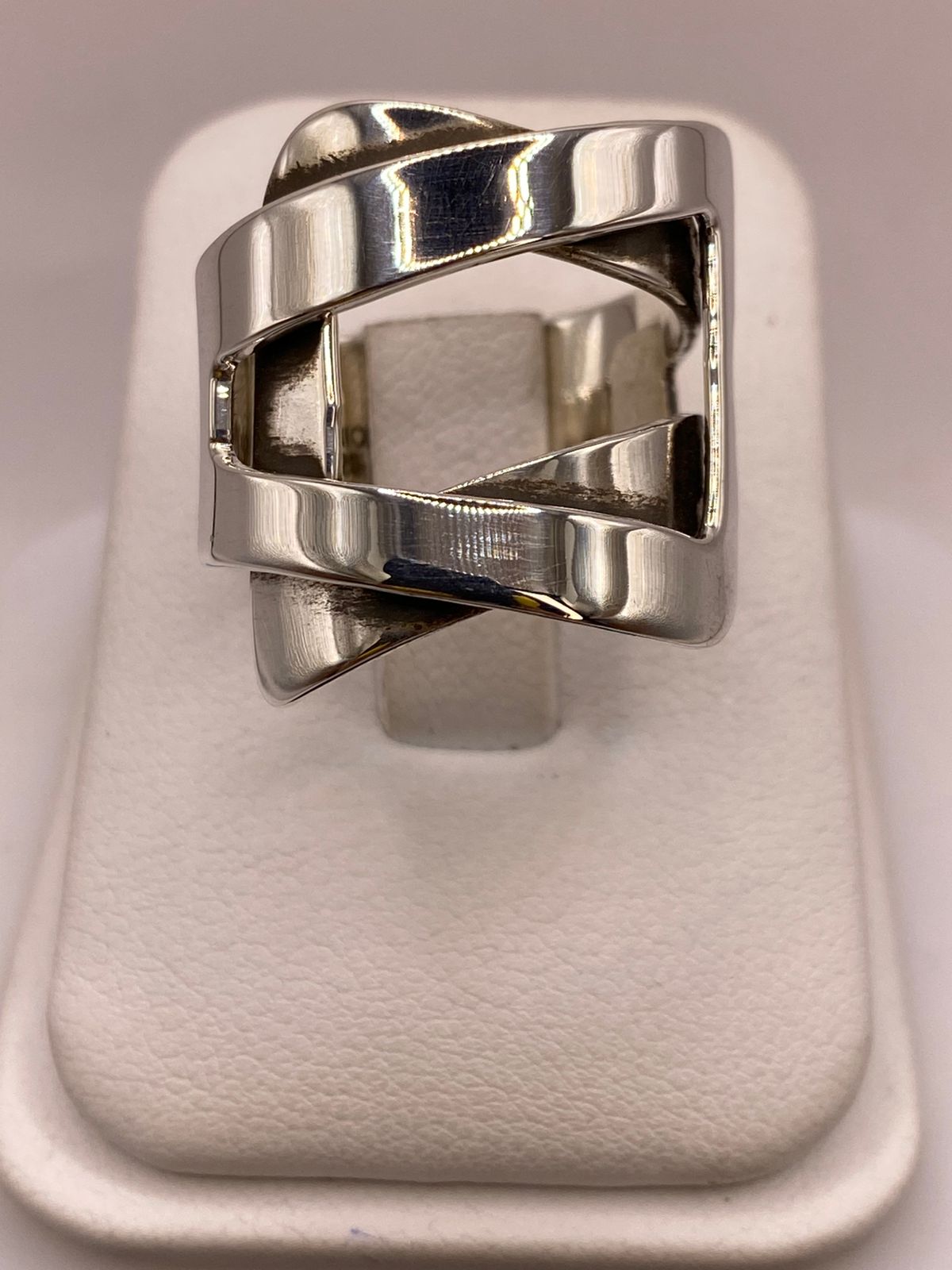 Anillo Artesanal en Plata con Diseño Geométrico Cruzado, vista frontal