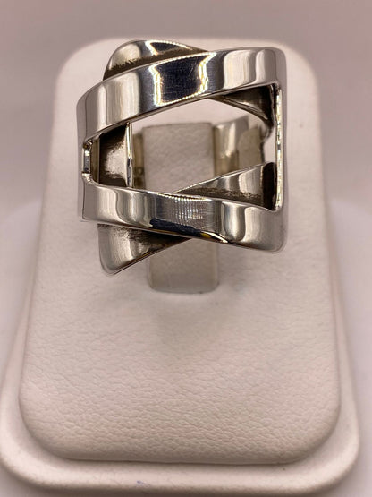 Anillo Artesanal en Plata con Diseño Geométrico Cruzado, vista frontal