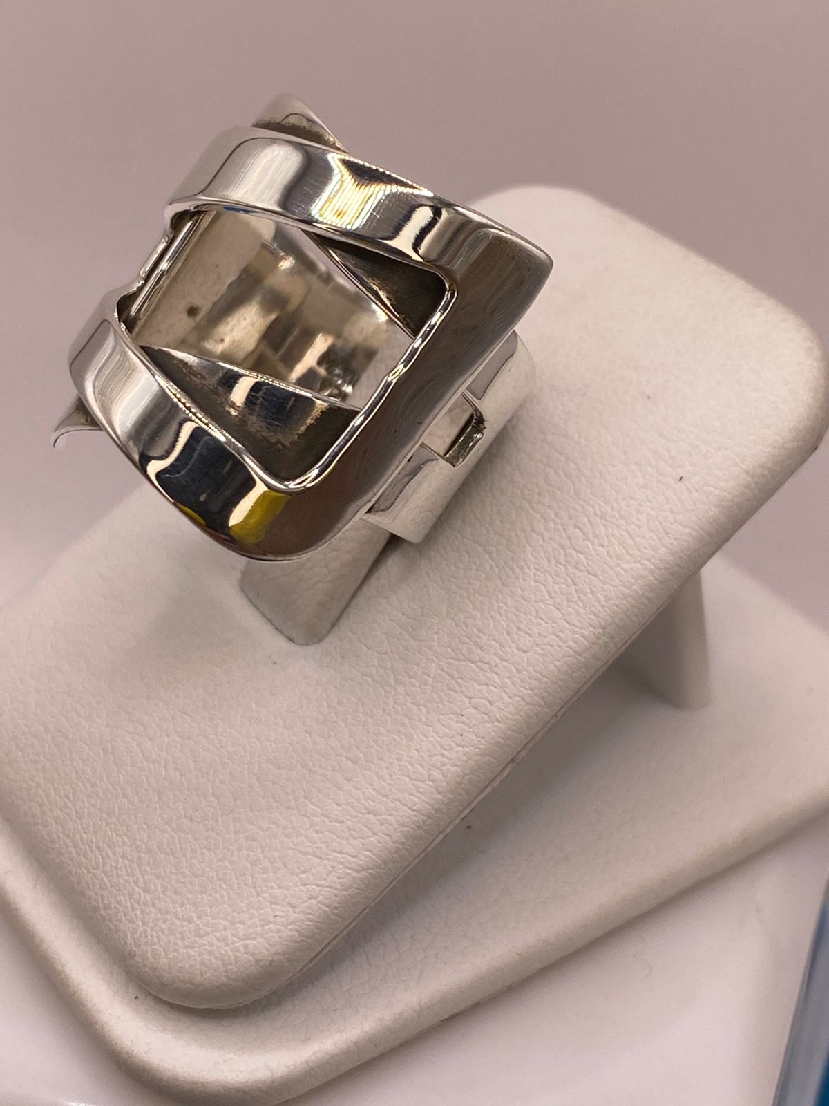 Anillo Artesanal en Plata con Diseño Geométrico Cruzado, vista lateral