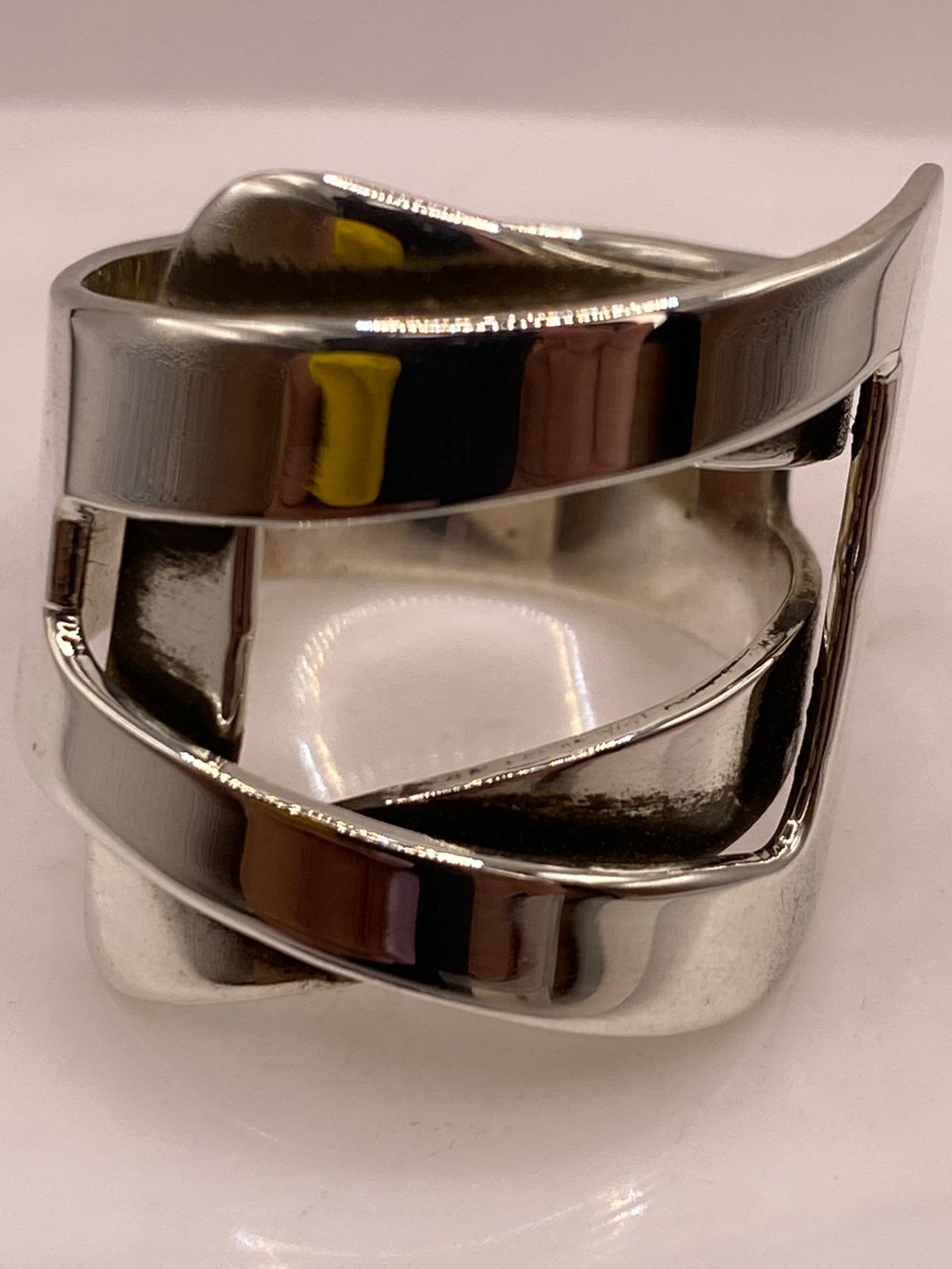 Anillo Artesanal en Plata con Diseño Geométrico Cruzado, vista de detalle
