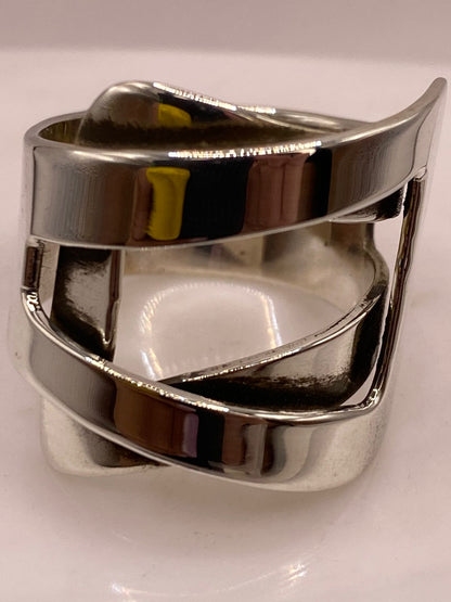 Anillo Artesanal en Plata con Diseño Geométrico Cruzado, vista de detalle