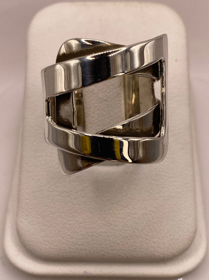Anillo Artesanal en Plata con Diseño Geométrico Cruzado — ángulo diagonal
