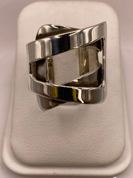 Anillo Artesanal en Plata con Diseño Geométrico Cruzado — ángulo diagonal