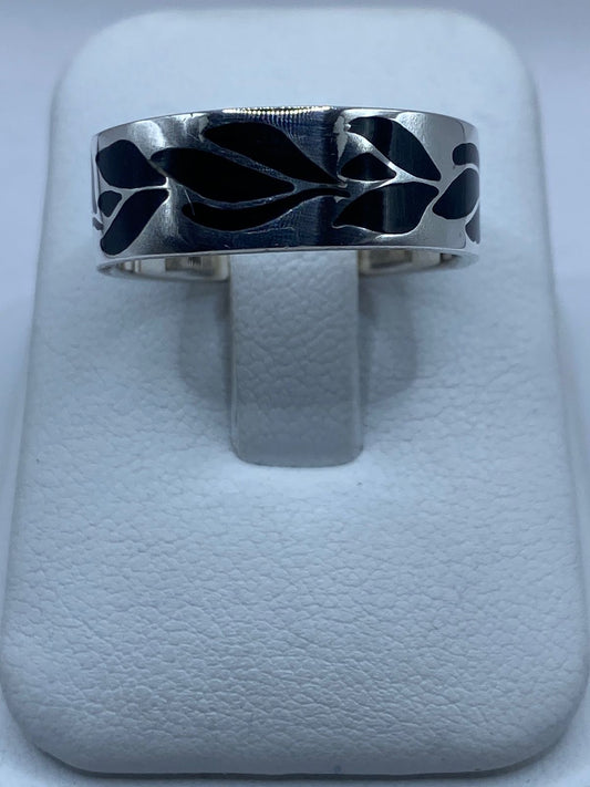 Anillo Artesanal de Plata .925 con Ónix Negro y Diseño de Hoja Calado — ángulo diagonal