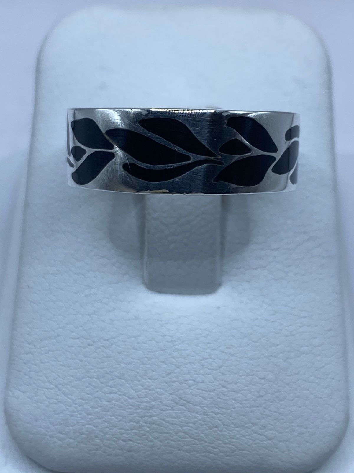 Anillo Artesanal de Plata .925 con Ónix Negro y Diseño de Hoja Calado, vista de detalle