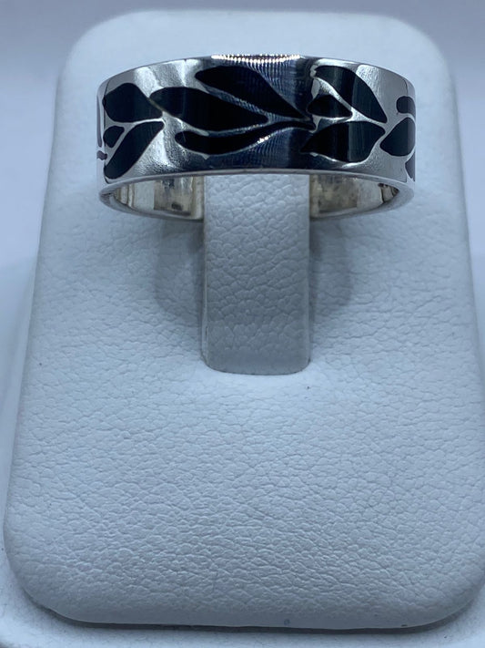 Anillo Artesanal de Plata .925 con Ónix Negro y Diseño de Hoja Calado — ángulo diagonal