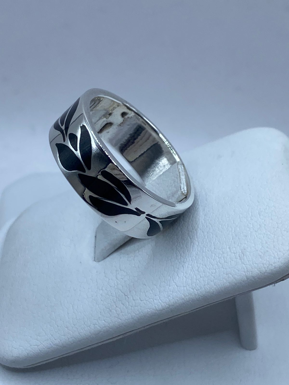 Anillo Artesanal de Plata .925 con Ónix Negro y Diseño de Hoja Calado, vista frontal