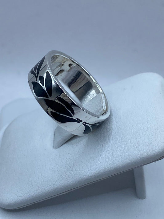 Anillo Artesanal de Plata .925 con Ónix Negro y Diseño de Hoja Calado, vista frontal