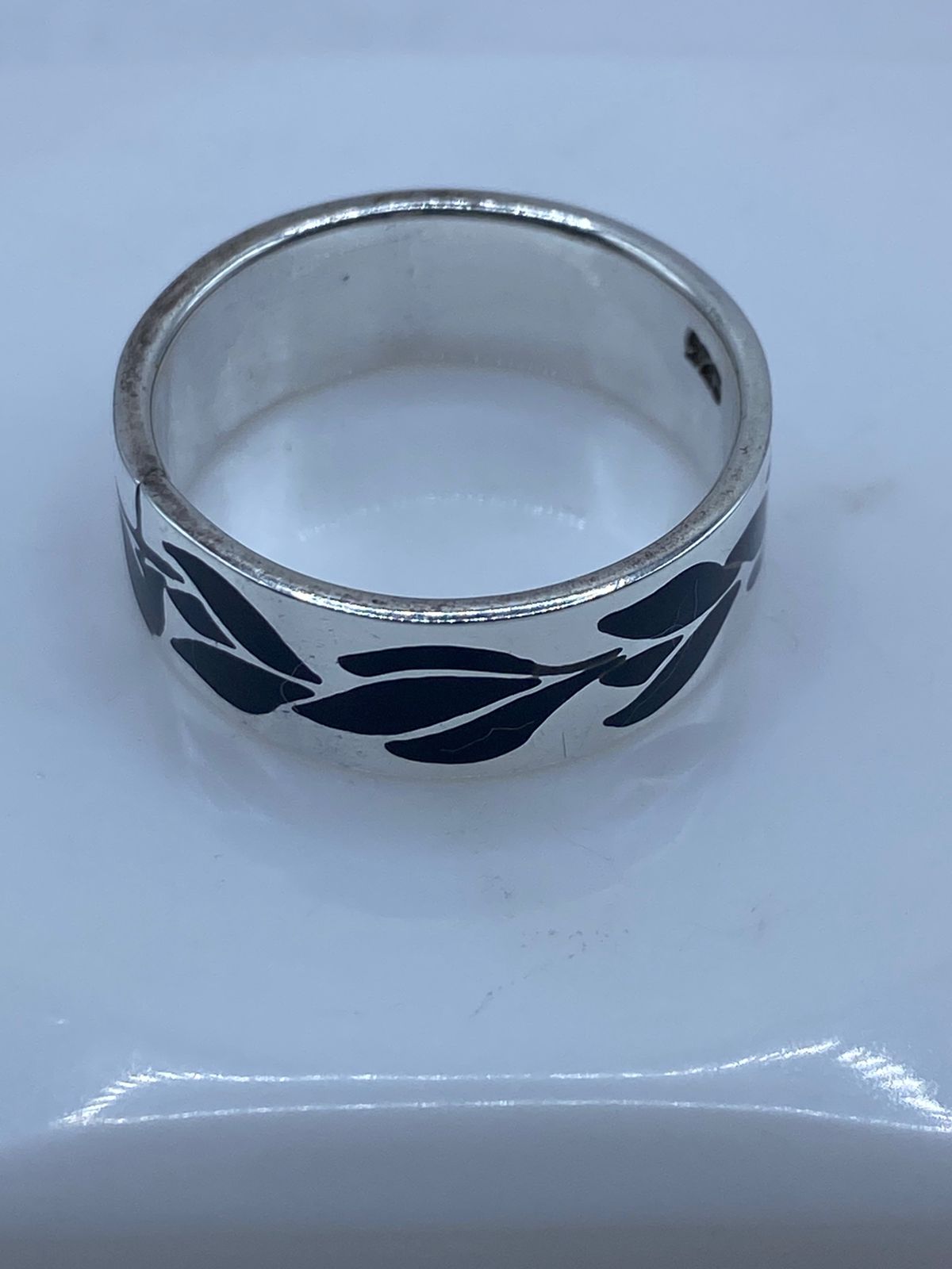 Anillo Artesanal de Plata .925 con Ónix Negro y Diseño de Hoja Calado, sello de autenticidad Plata Ley .925