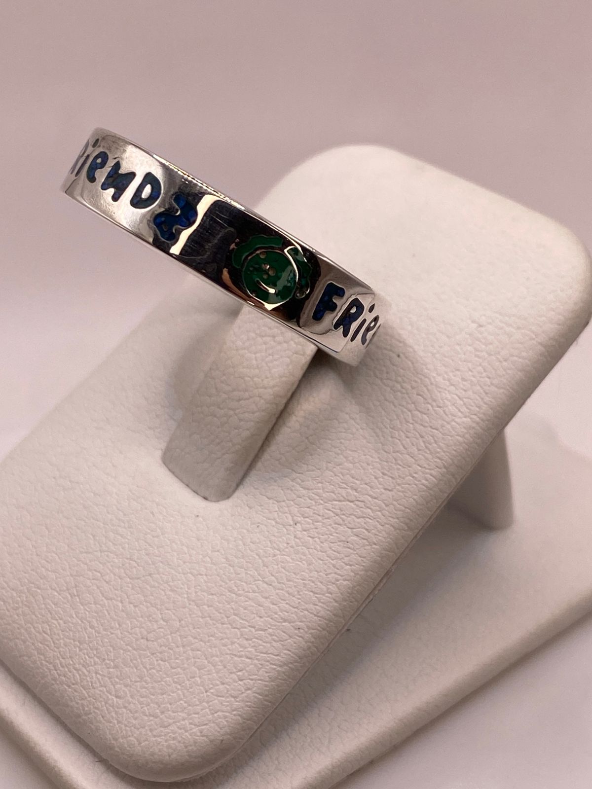 Anillo Artesanal “friends” con Caritas Esmaltadas en Plata, vista frontal
