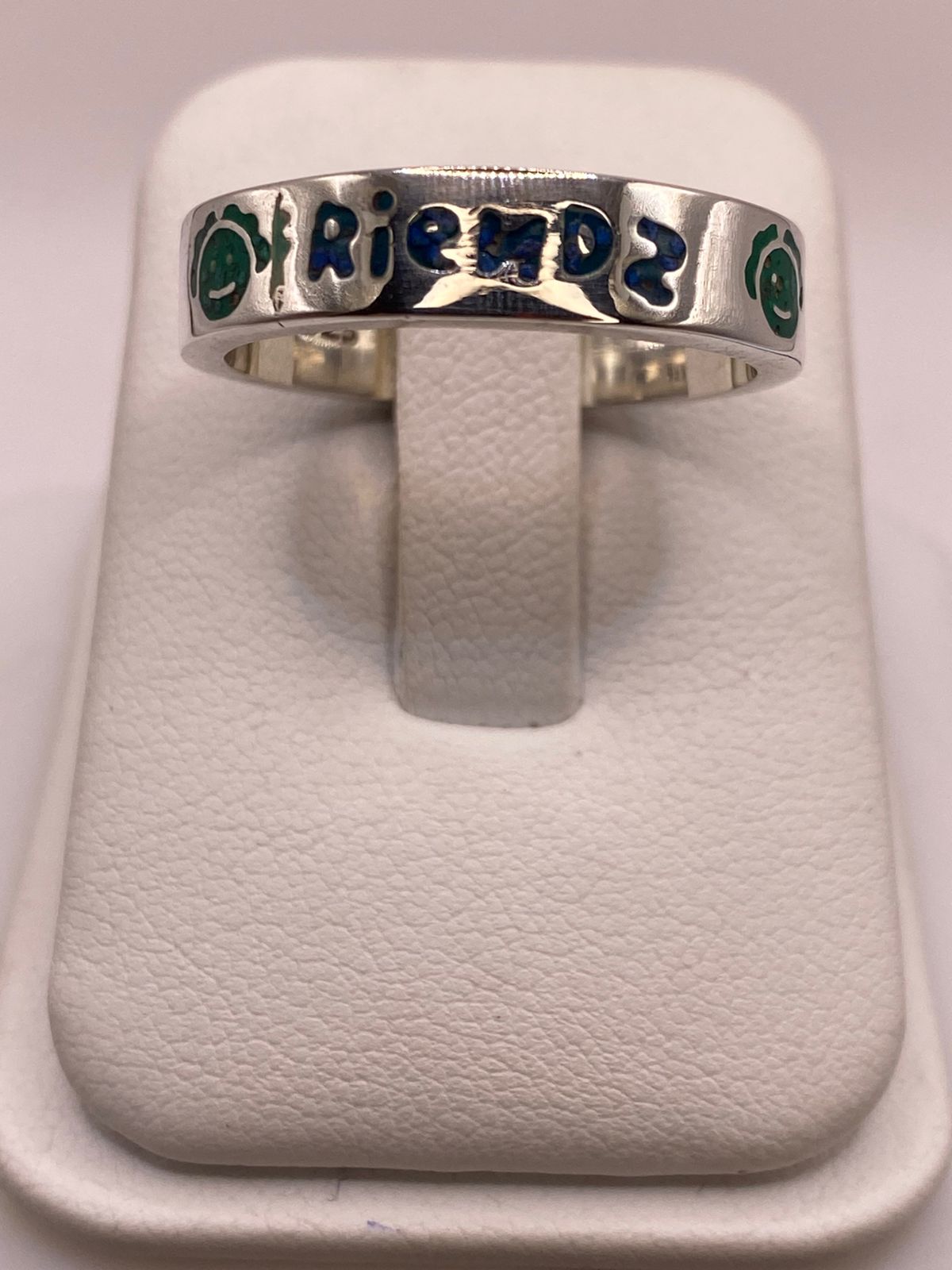 Anillo Artesanal “friends” con Caritas Esmaltadas en Plata, vista lateral