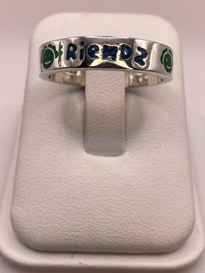 Anillo Artesanal “friends” con Caritas Esmaltadas en Plata, vista lateral