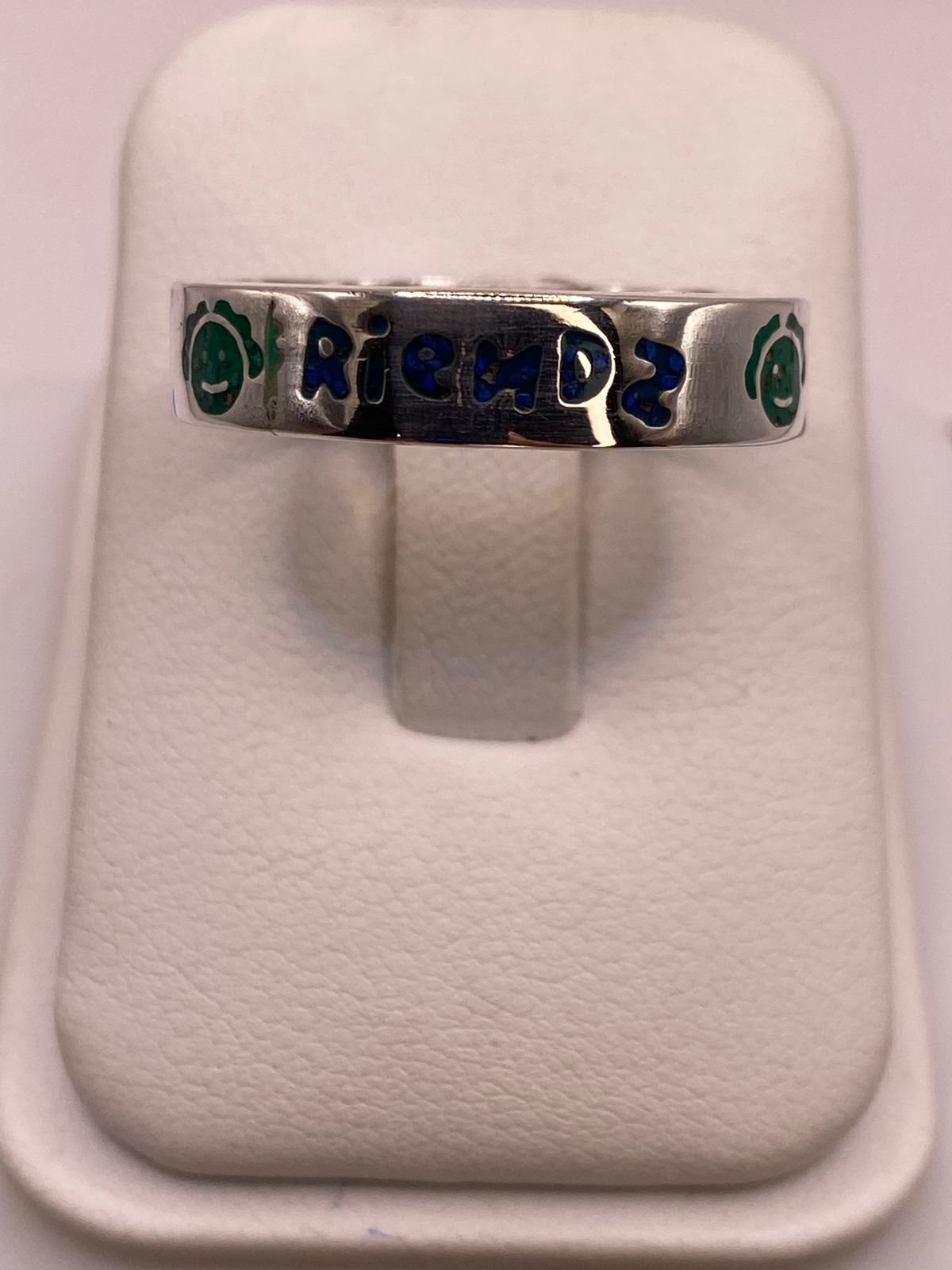 Anillo Artesanal “friends” con Caritas Esmaltadas en Plata — vista lateral