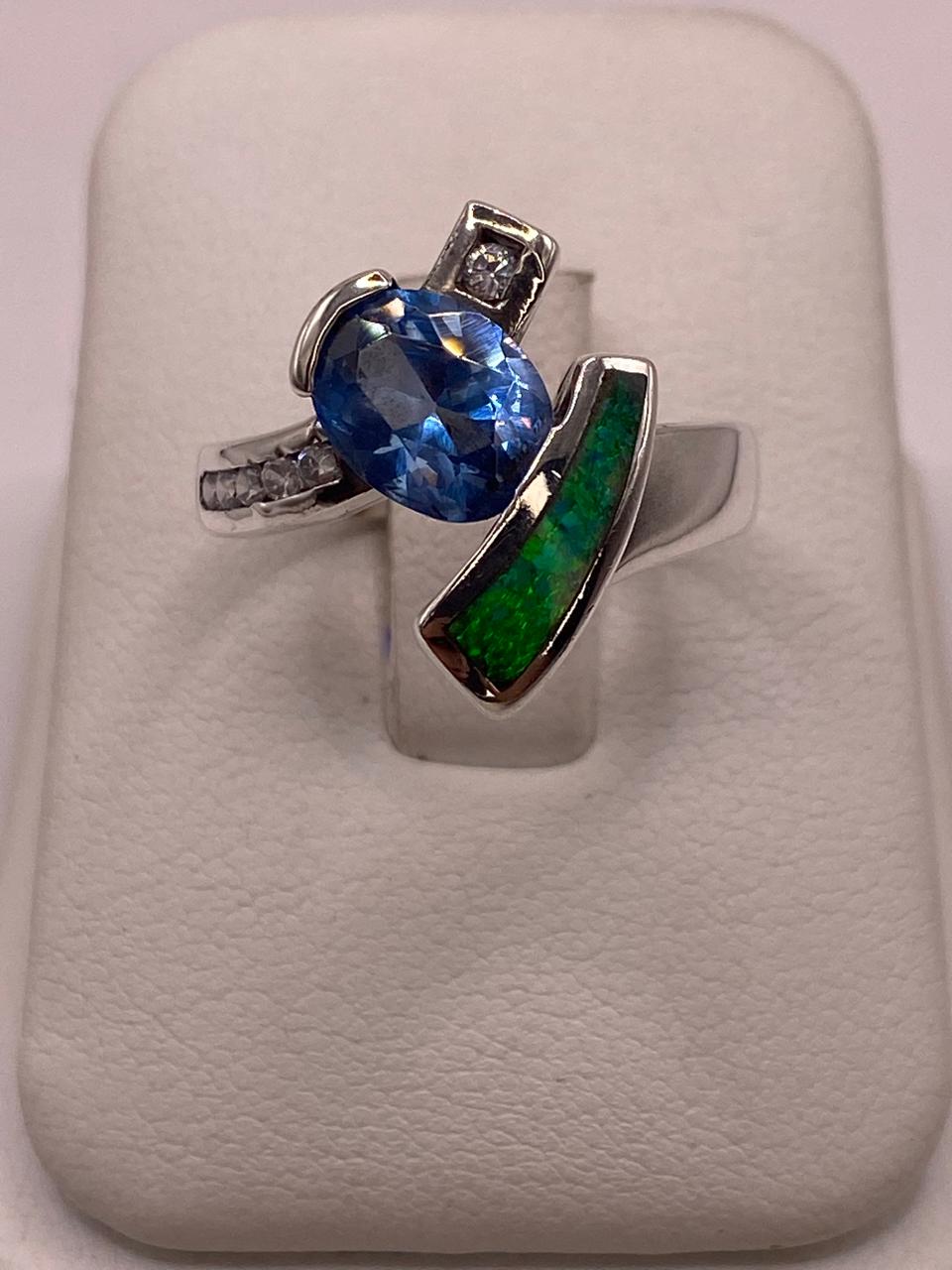 Anillo Artístico Asimétrico con Ópalo de Fuego y Zirconia en Plata .925 — detalle de acabado