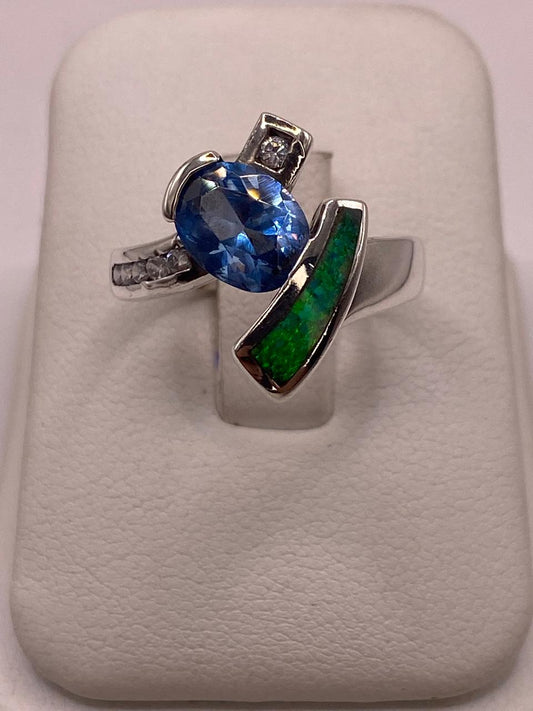 Anillo Artístico Asimétrico con Ópalo de Fuego y Zirconia en Plata .925 — detalle de acabado
