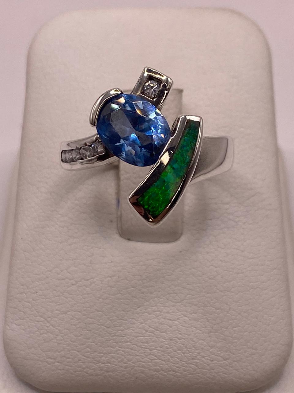 Anillo Artístico Asimétrico con Ópalo de Fuego y Zirconia en Plata .925, vista frontal