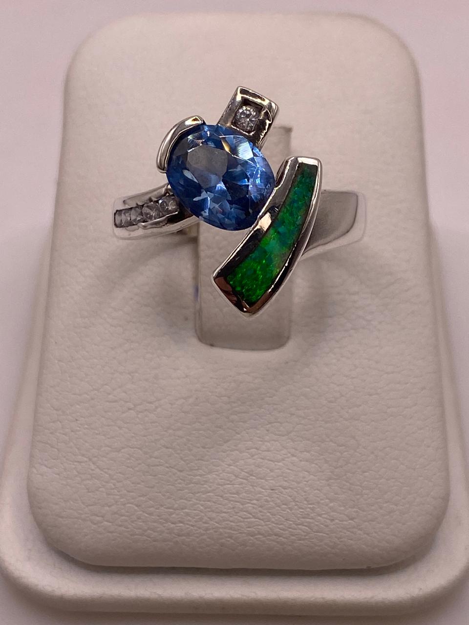 Anillo Artístico Asimétrico con Ópalo de Fuego y Zirconia en Plata .925, vista superior