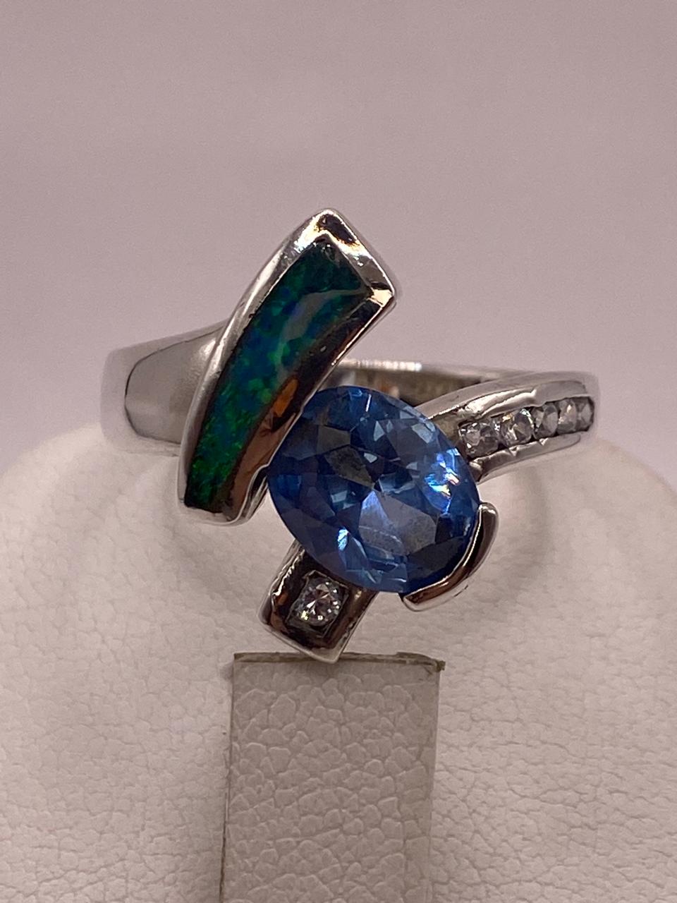 Anillo Artístico Asimétrico con Ópalo de Fuego y Zirconia en Plata .925, vista posterior