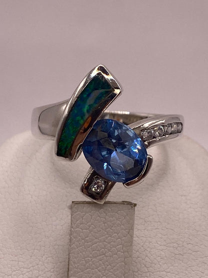 Anillo Artístico Asimétrico con Ópalo de Fuego y Zirconia en Plata .925, vista posterior