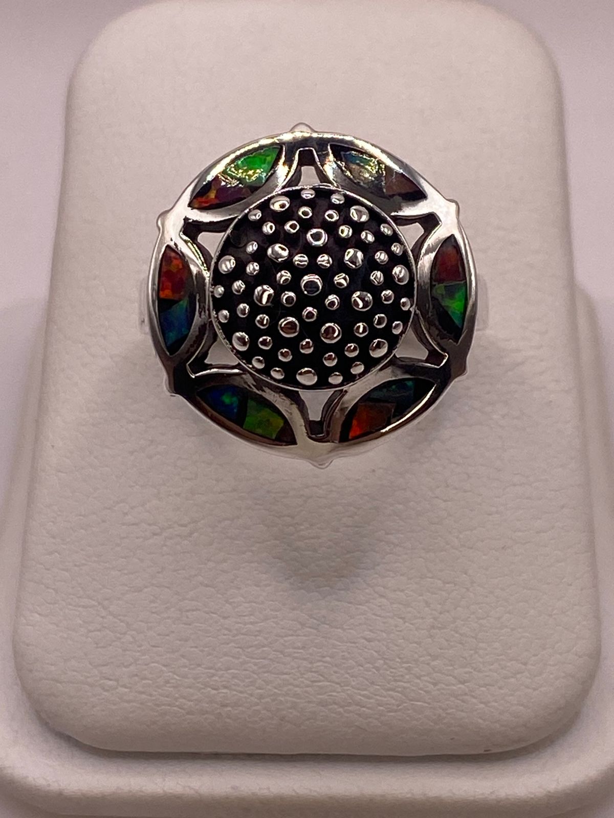 Anillo Artístico Circular con Ópalo de Fuego en Plata .950, vista de detalle