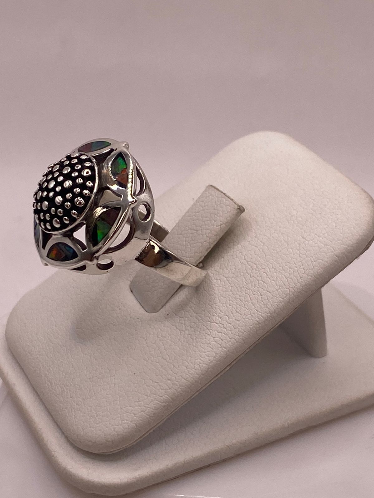 Anillo Artístico Circular con Ópalo de Fuego en Plata .950, vista lateral