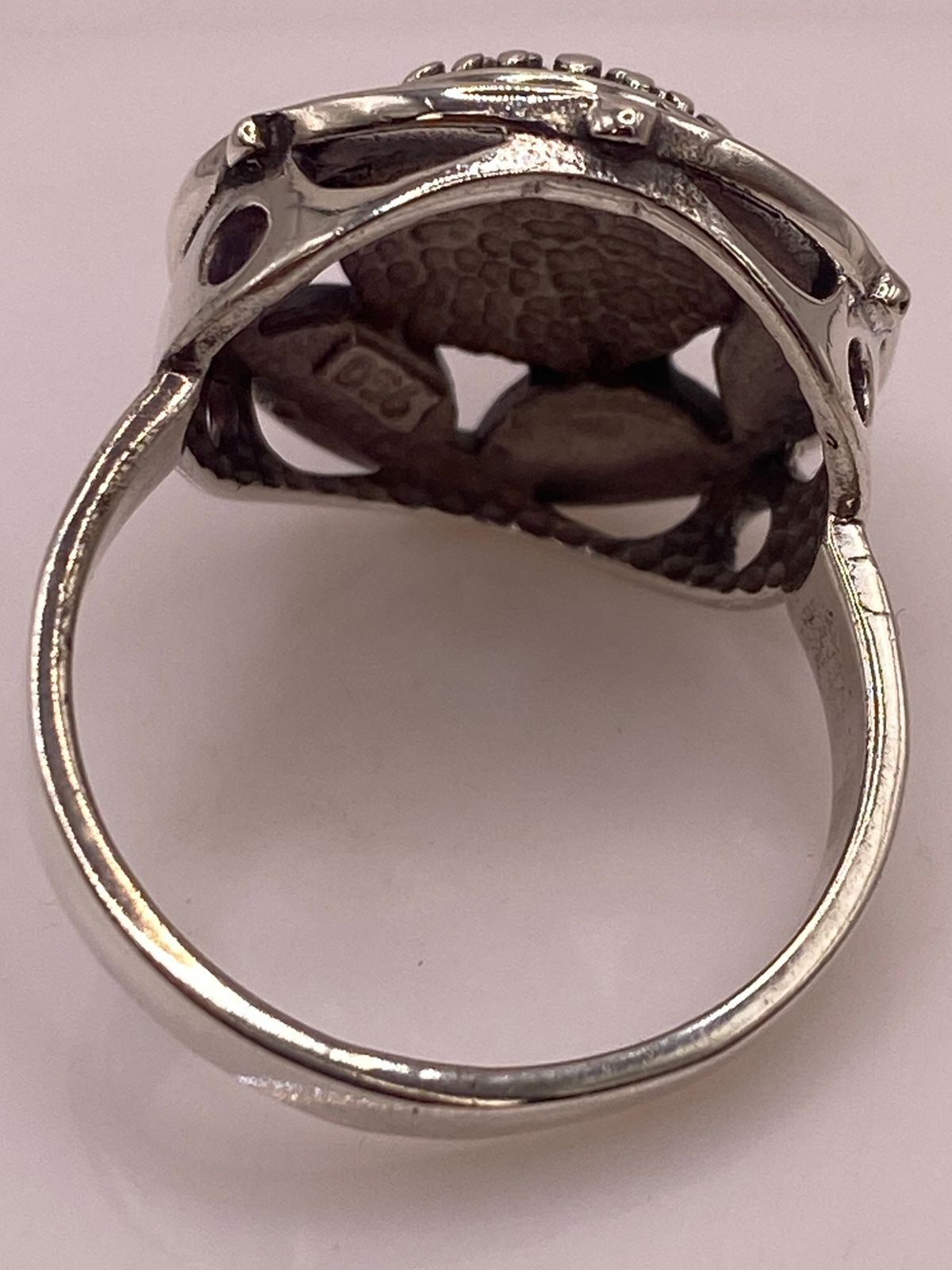 Anillo Artístico Circular con Ópalo de Fuego en Plata .950, sello de autenticidad Plata Ley .925